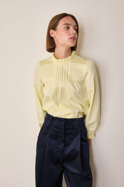 Top con piegoline e colletto volant