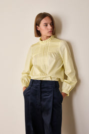 Top con piegoline e colletto volant