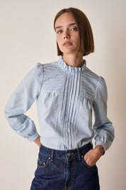 Top con piegoline e colletto volant