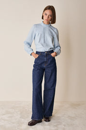 Top con piegoline e colletto volant