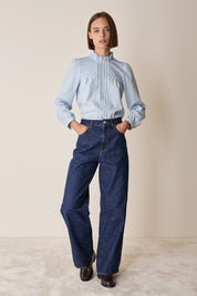 Top con piegoline e colletto volant