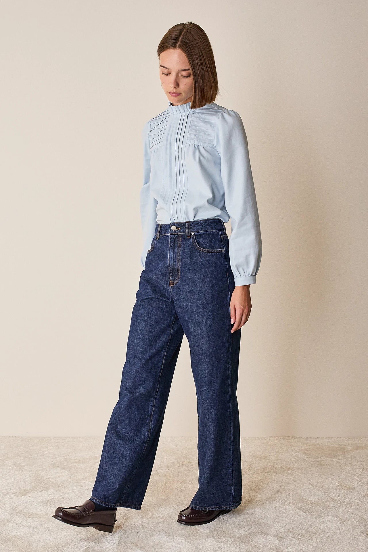 Top con piegoline e colletto volant