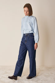 Top con piegoline e colletto volant