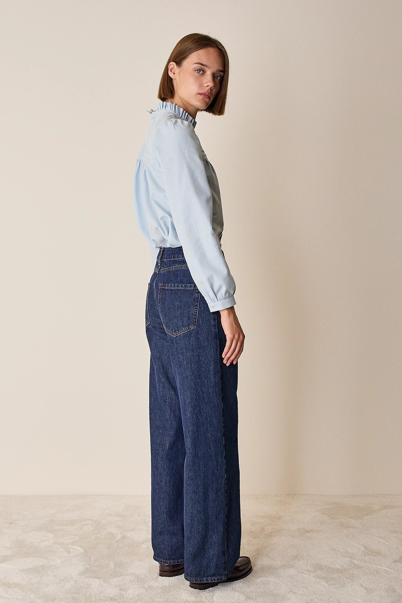 Top con piegoline e colletto volant