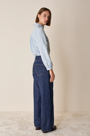 Top con piegoline e colletto volant