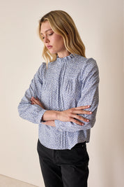 Top con piegoline e colletto volant