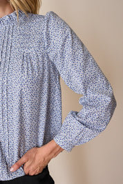 Top con piegoline e colletto volant