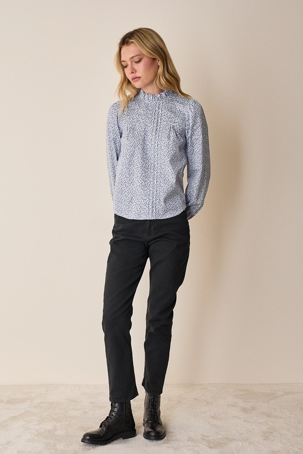 Top con piegoline e colletto volant