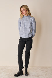 Top con piegoline e colletto volant