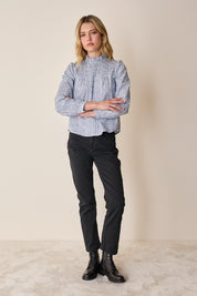 Top con piegoline e colletto volant