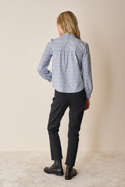 Top con piegoline e colletto volant