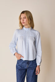 Top con piegoline e colletto volant