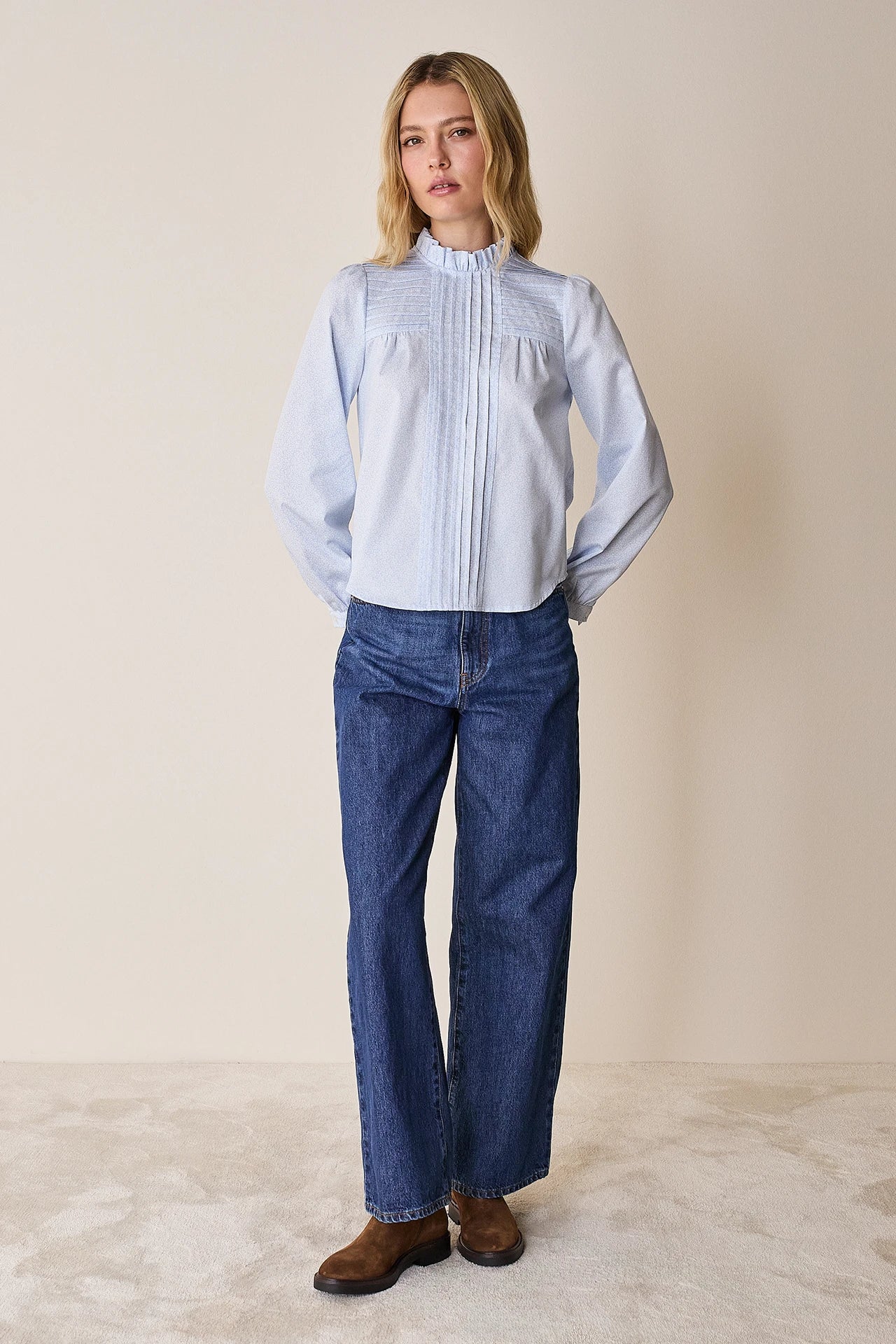 Top con piegoline e colletto volant