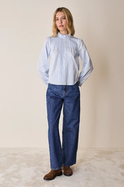 Top con piegoline e colletto volant