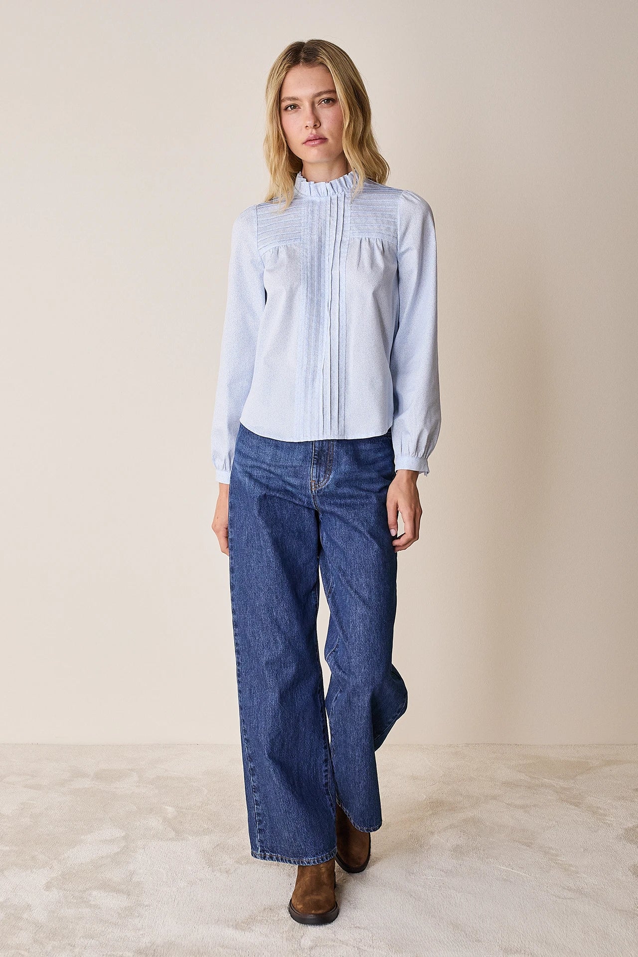 Top con piegoline e colletto volant