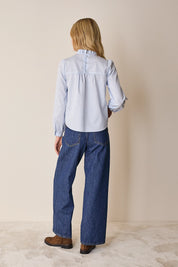 Top con piegoline e colletto volant