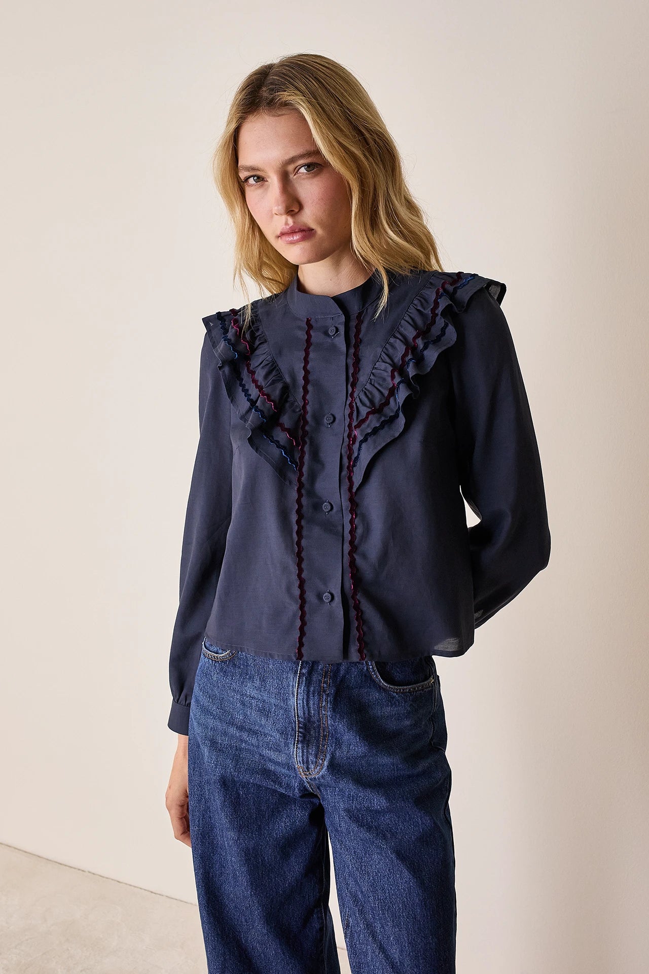 Camicia con volant e dettagli in velluto