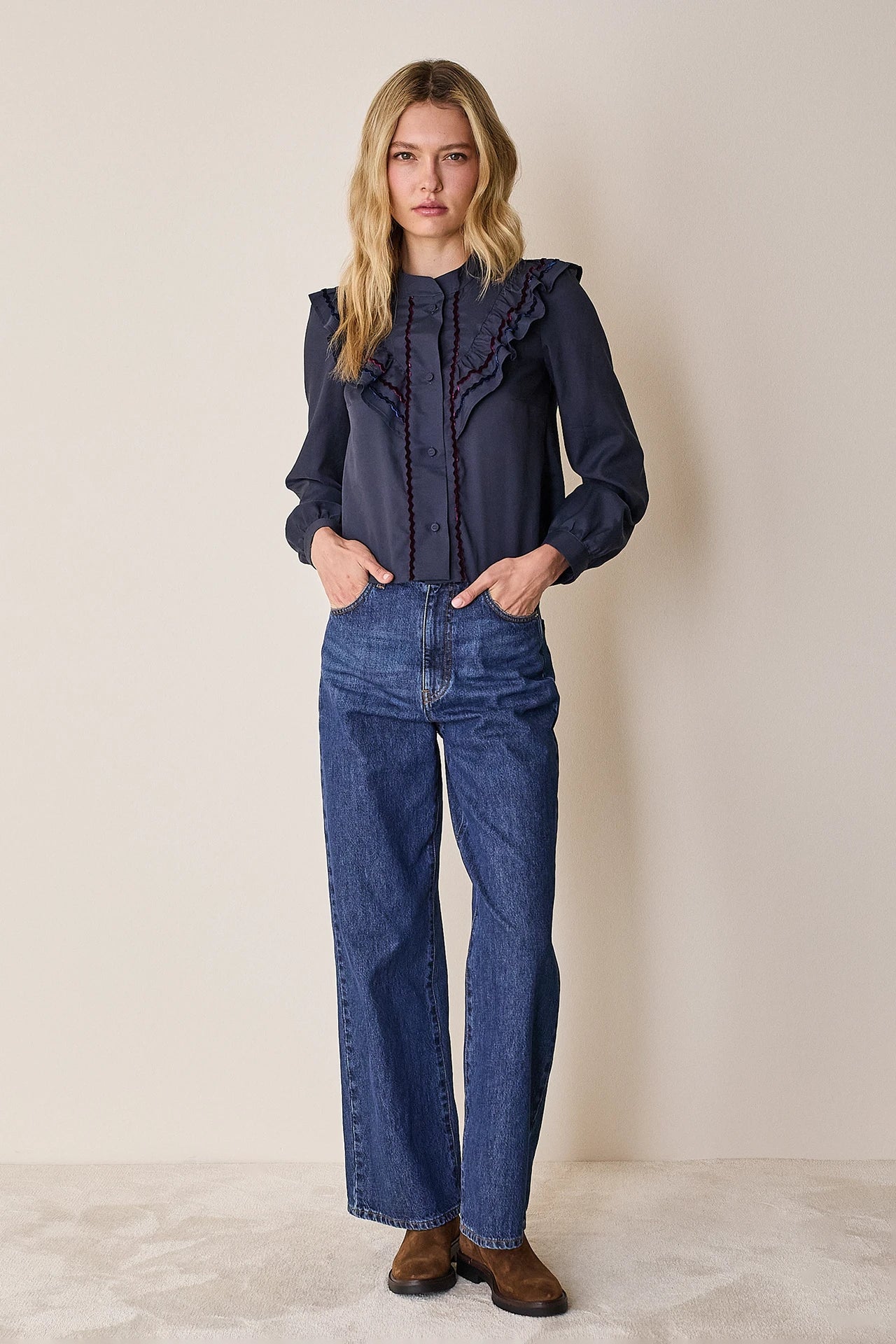 Camicia con volant e dettagli in velluto