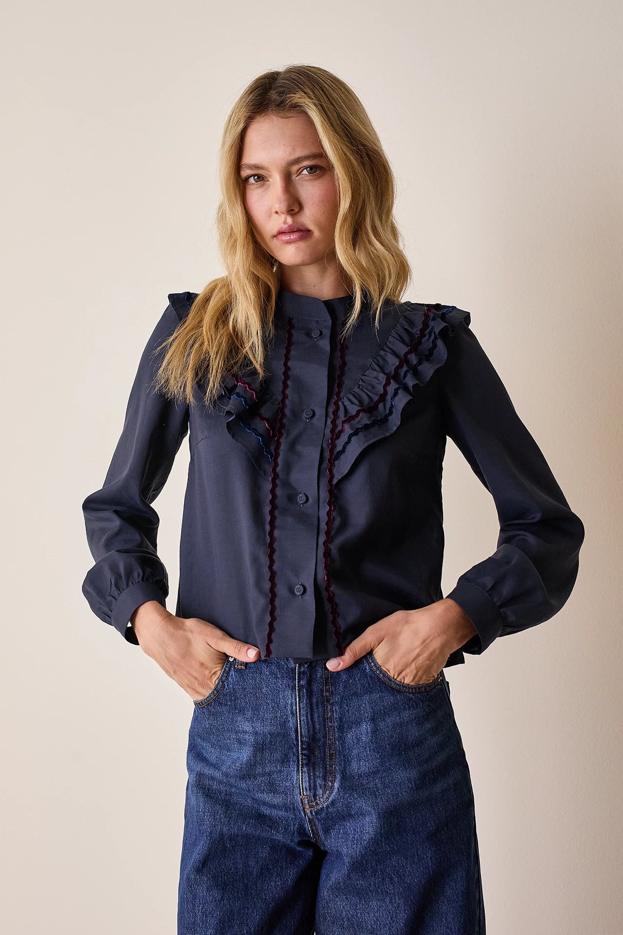 Camicia con volant e dettagli in velluto