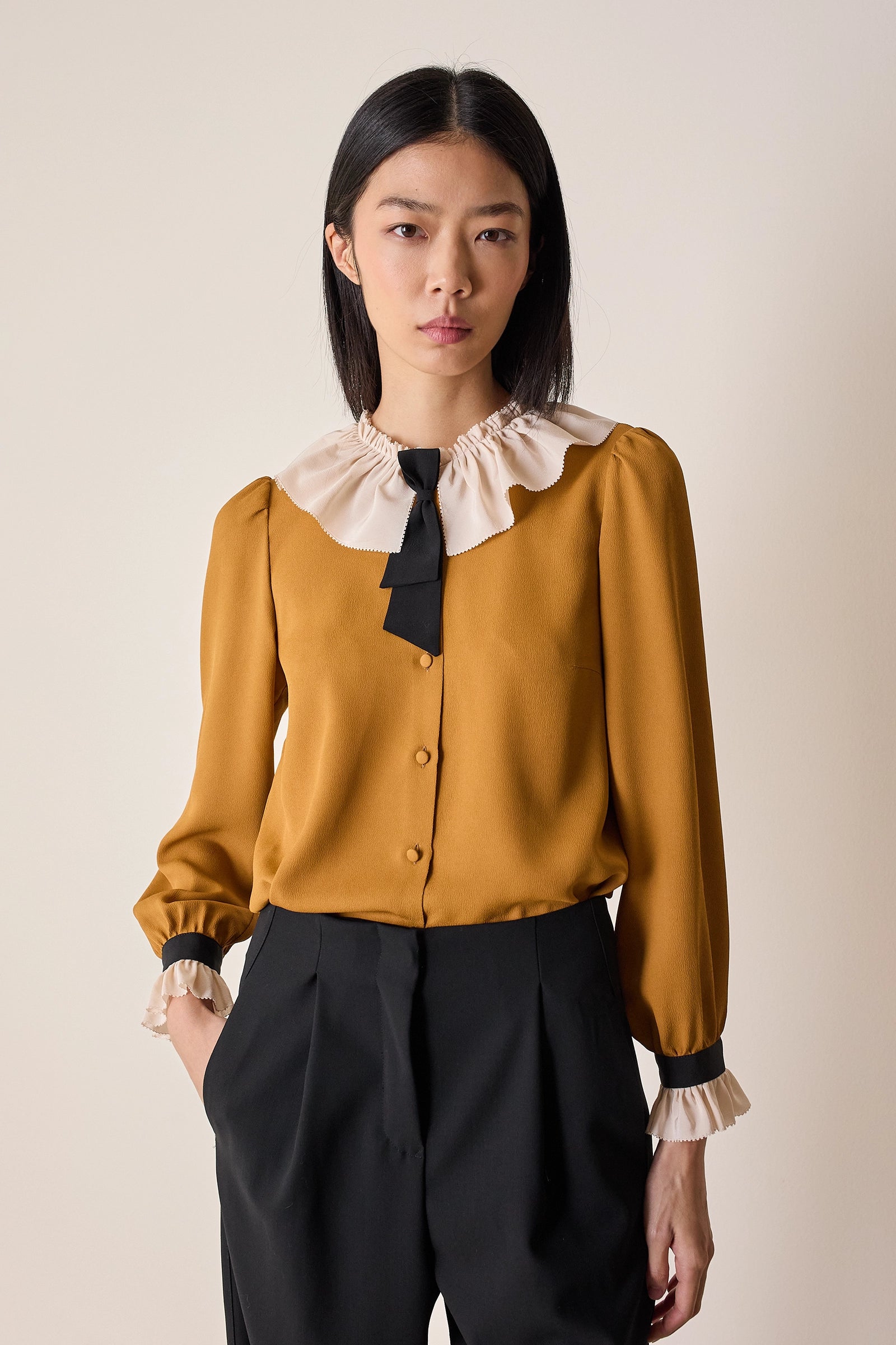 Camicia con colletto volant e cravattino