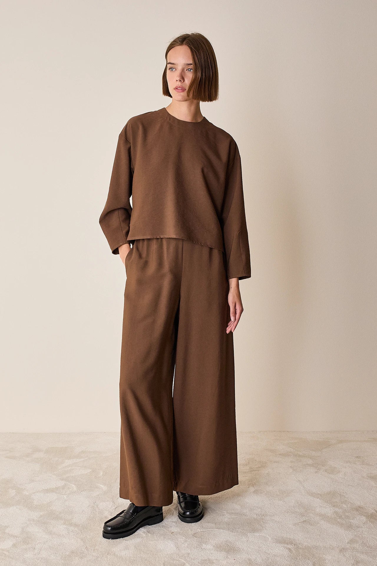 Fluid pants with elastic waistband