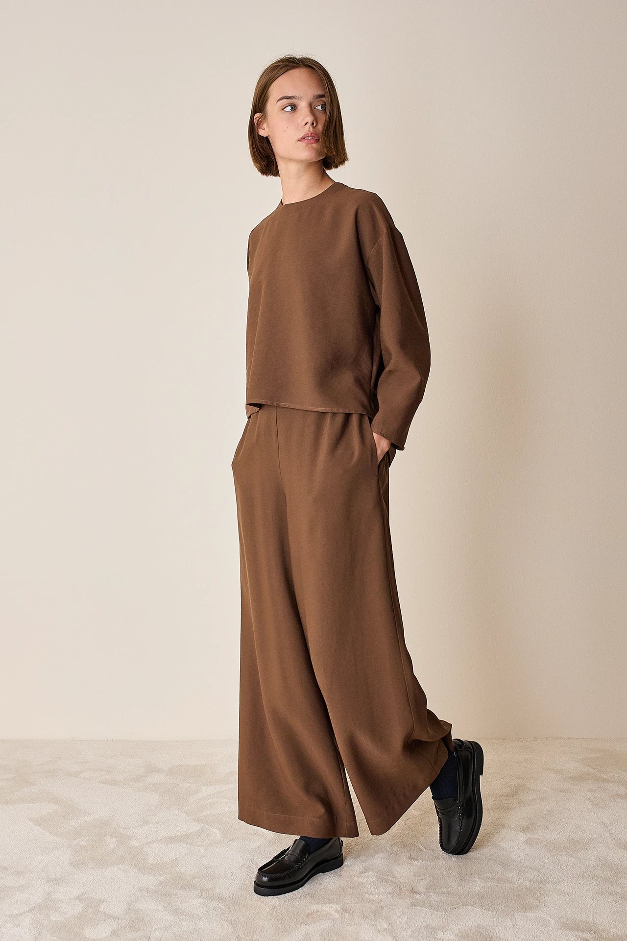 Fluid pants with elastic waistband