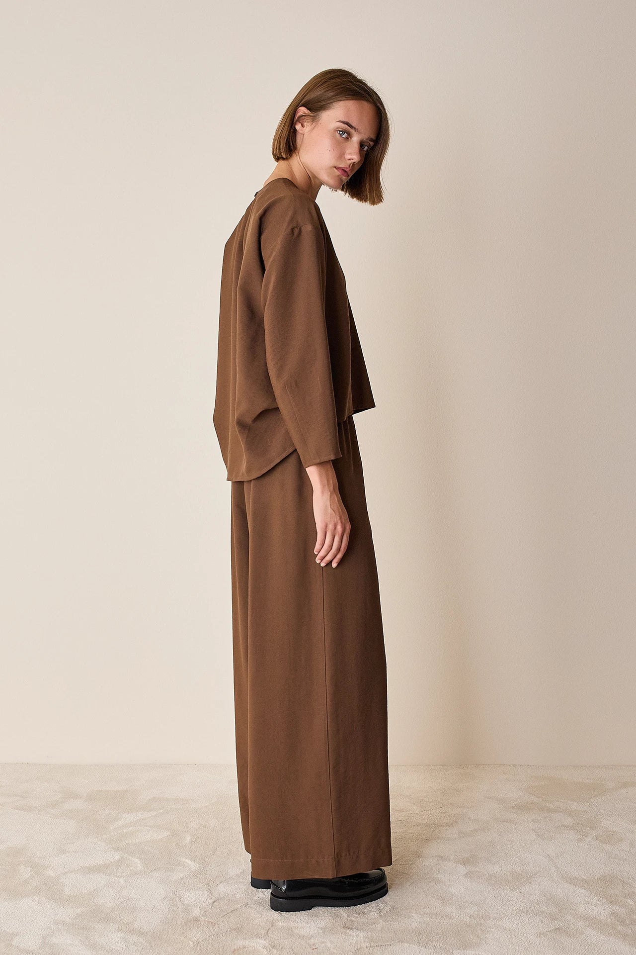Fluid pants with elastic waistband