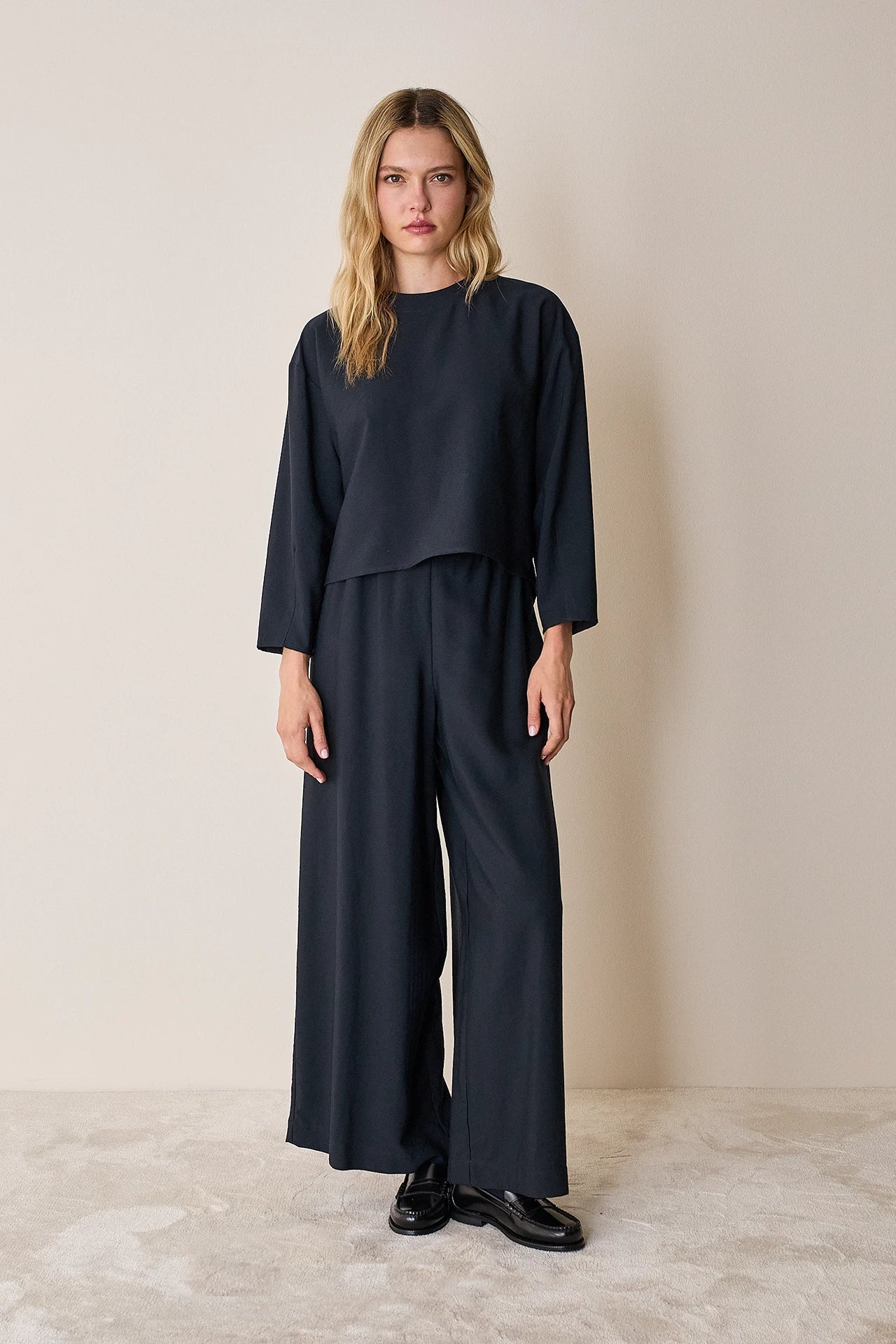 Fluid pants with elastic waistband