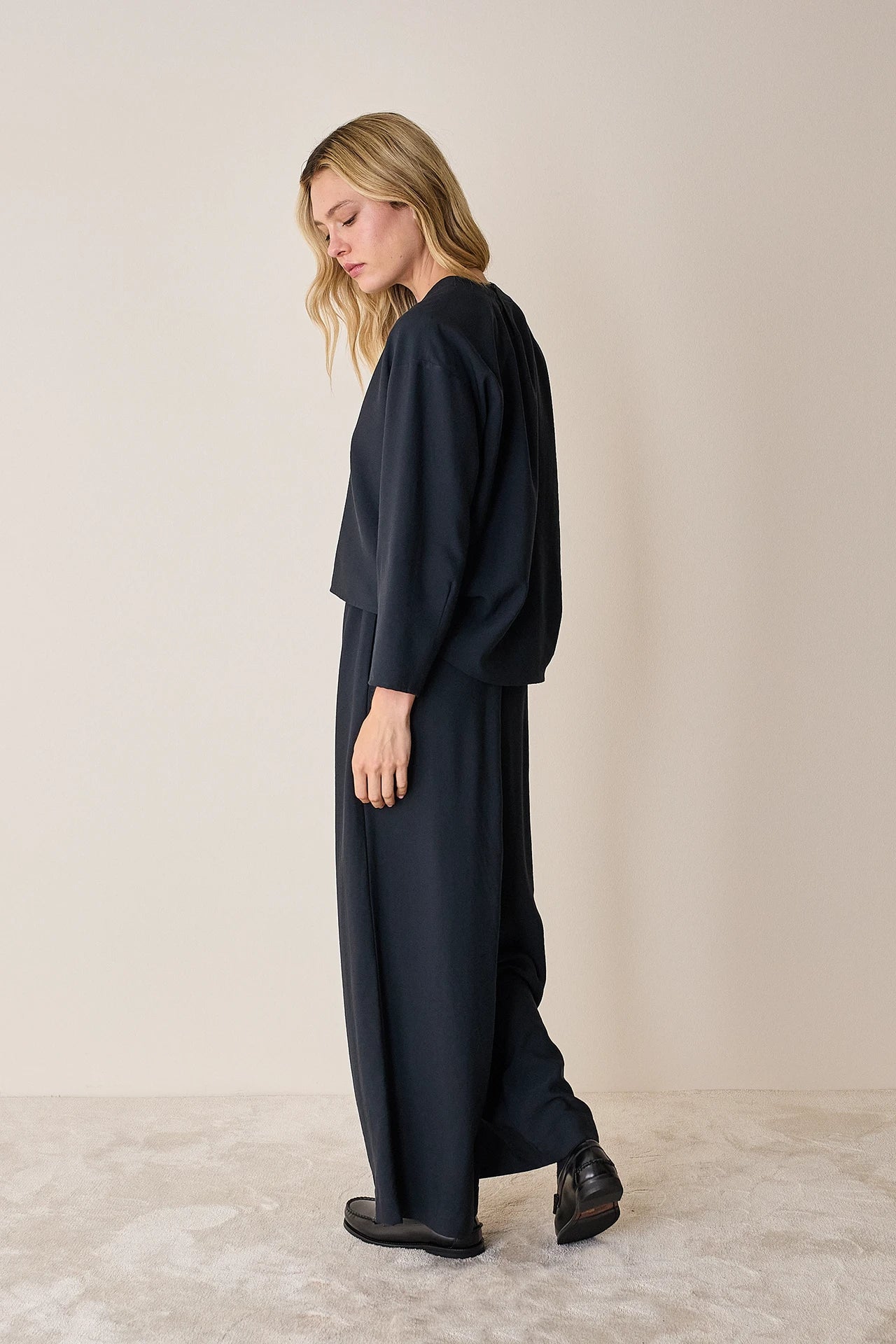 Fluid pants with elastic waistband