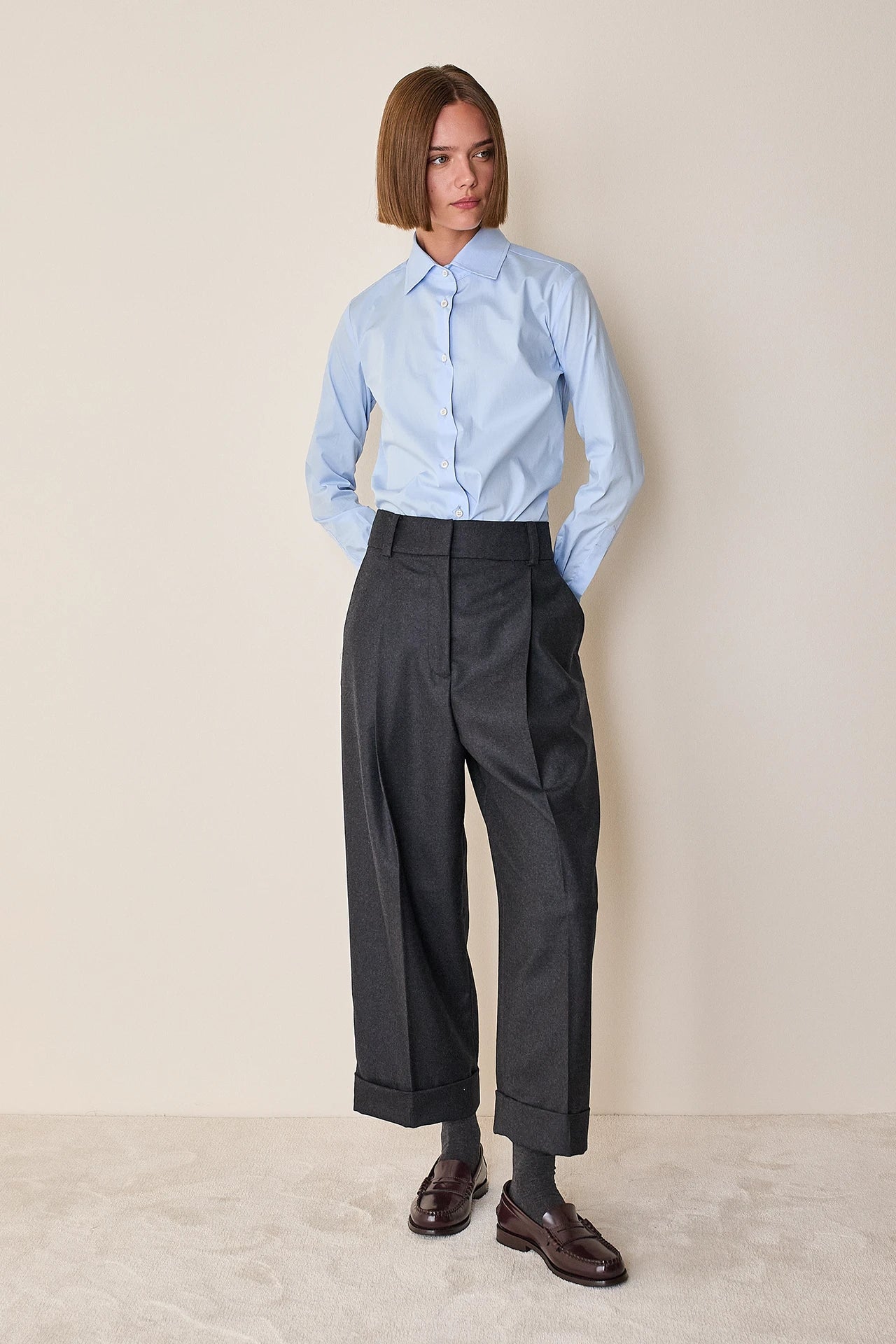 Pantaloni ampi con piega e risvolto