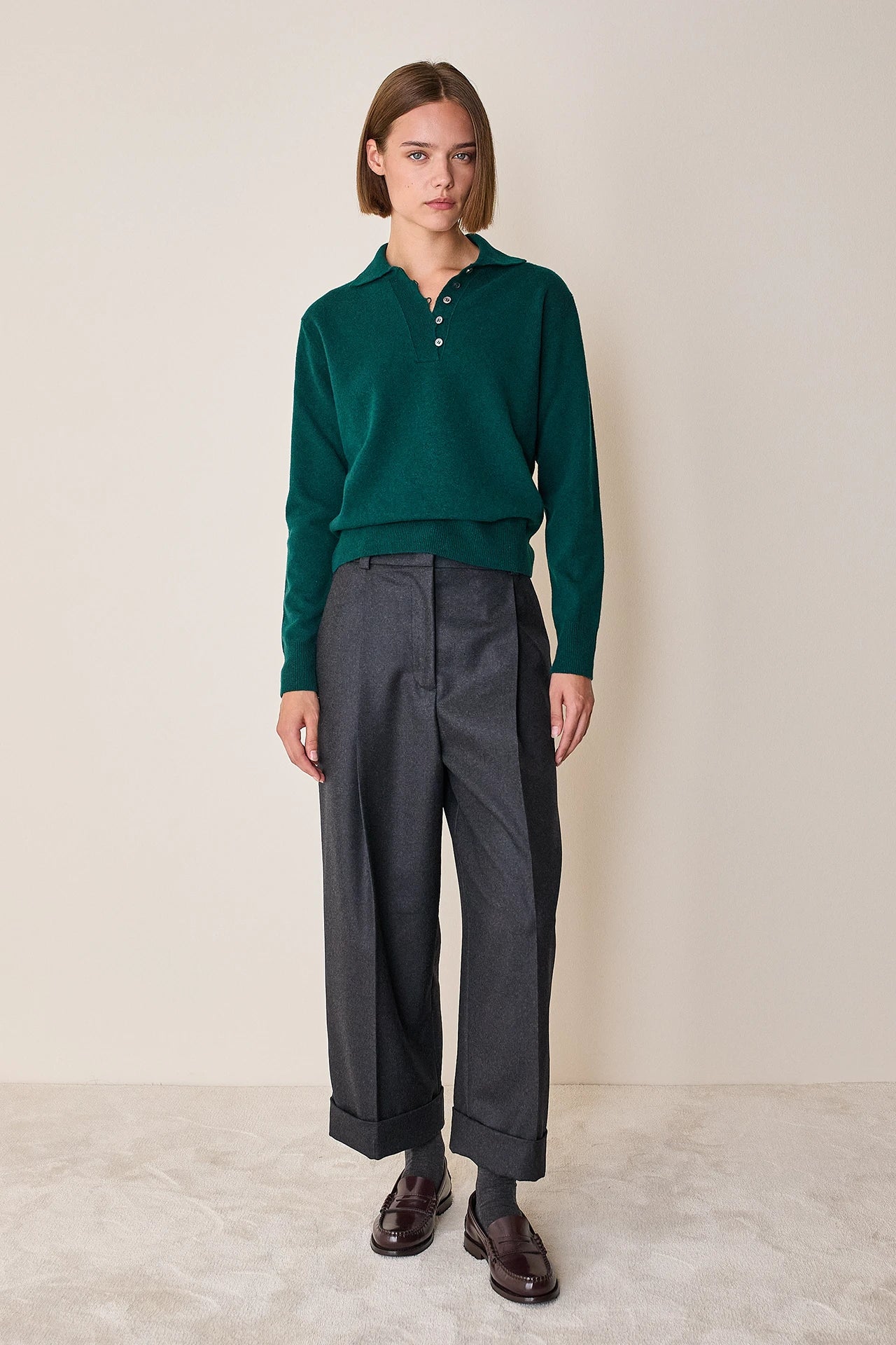 Pantaloni ampi con piega e risvolto