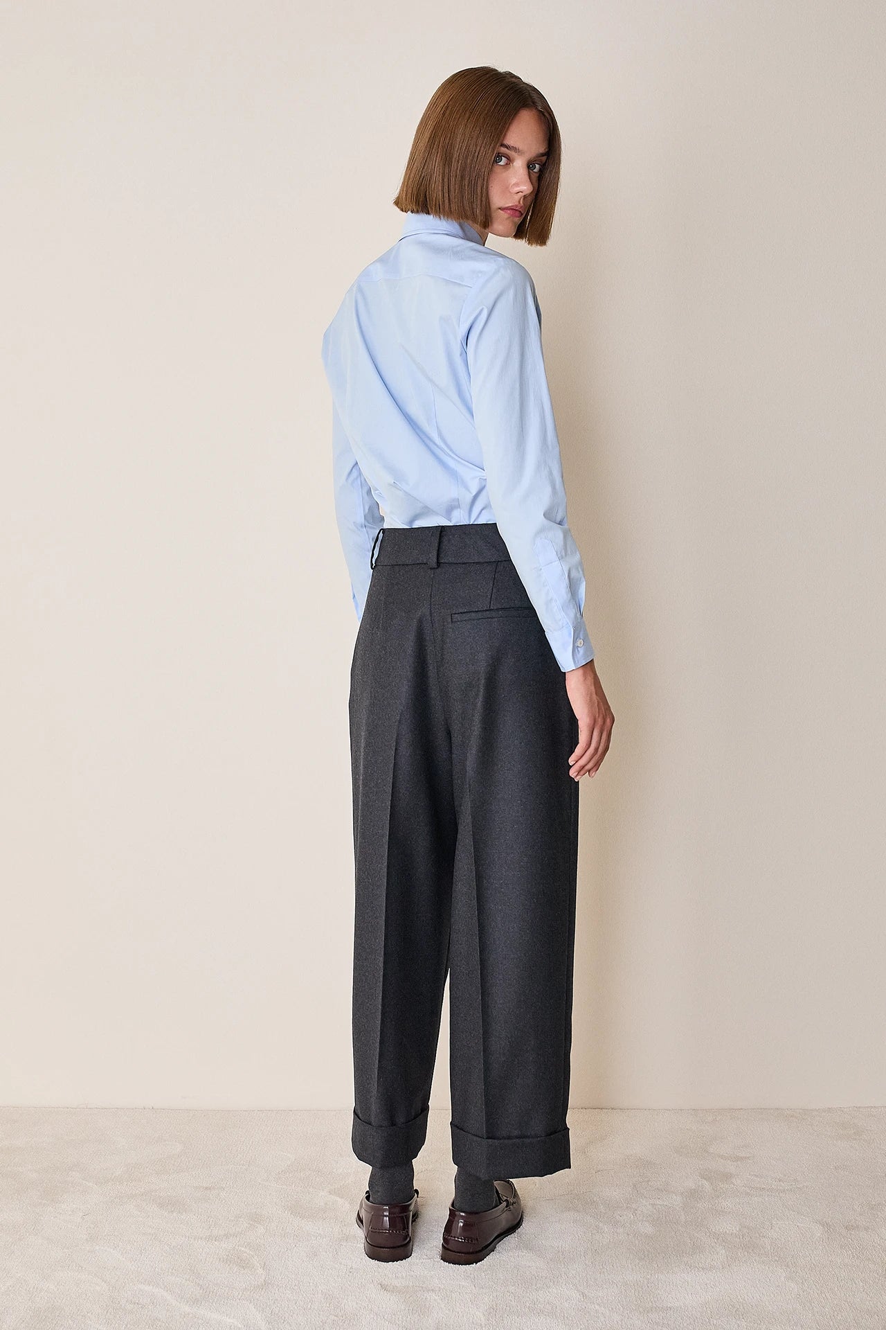 Pantaloni ampi con piega e risvolto