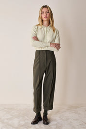 Pantaloni ampi con piega e risvolto