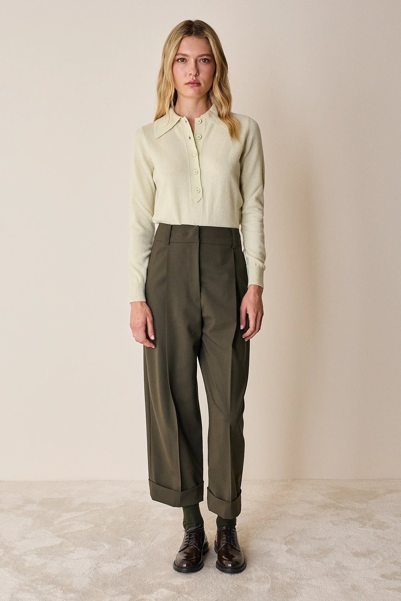 Pantaloni ampi con piega e risvolto