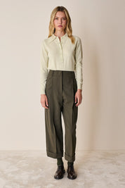 Pantaloni ampi con piega e risvolto