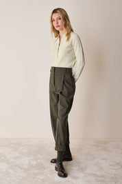 Pantaloni ampi con piega e risvolto