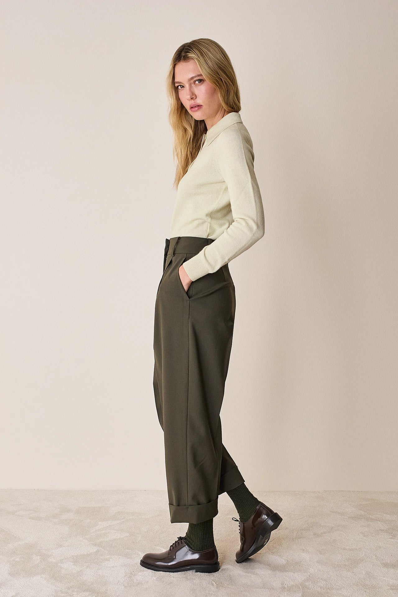 Pantaloni ampi con piega e risvolto