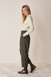 Pantaloni ampi con piega e risvolto