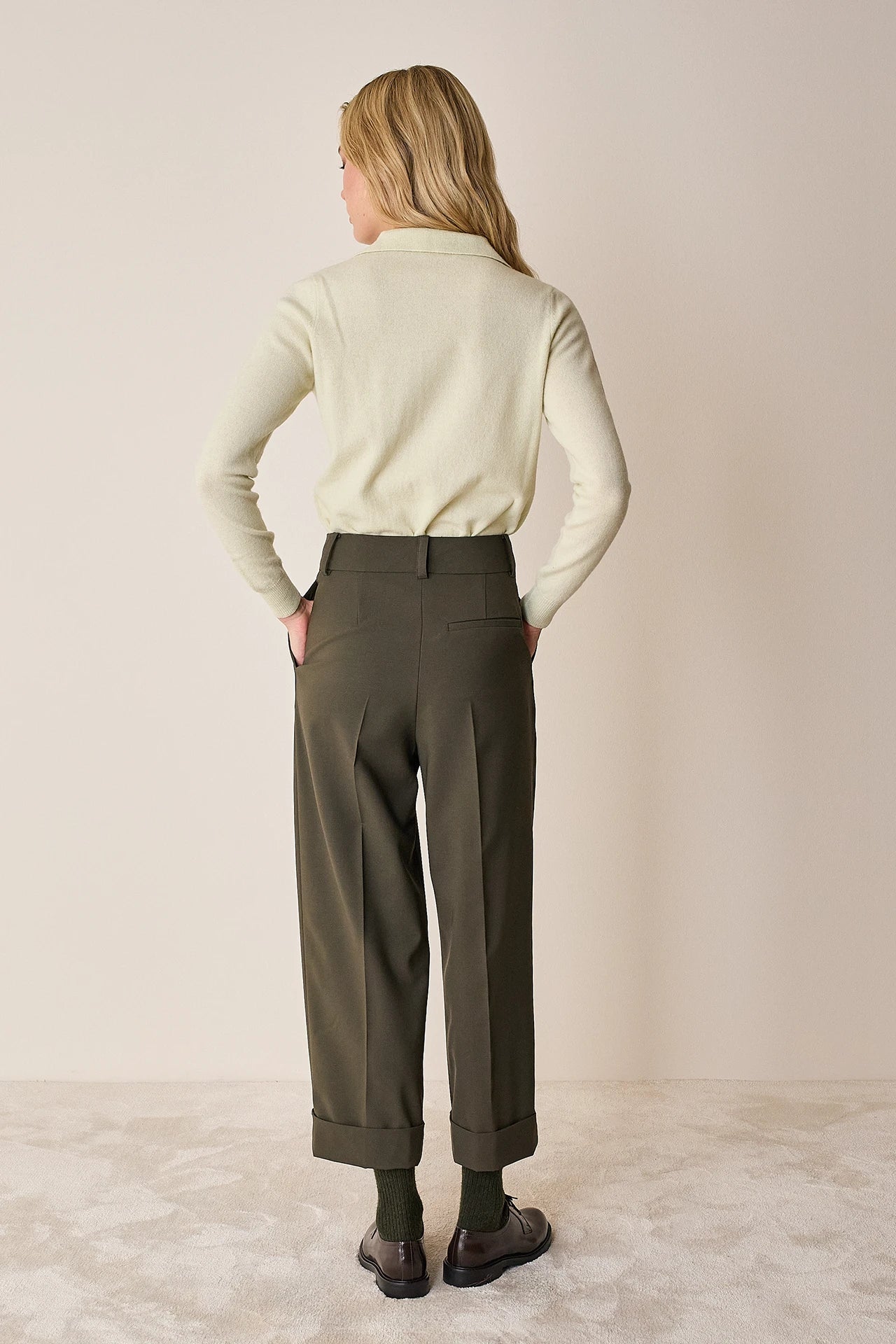 Pantaloni ampi con piega e risvolto