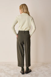 Pantaloni ampi con piega e risvolto