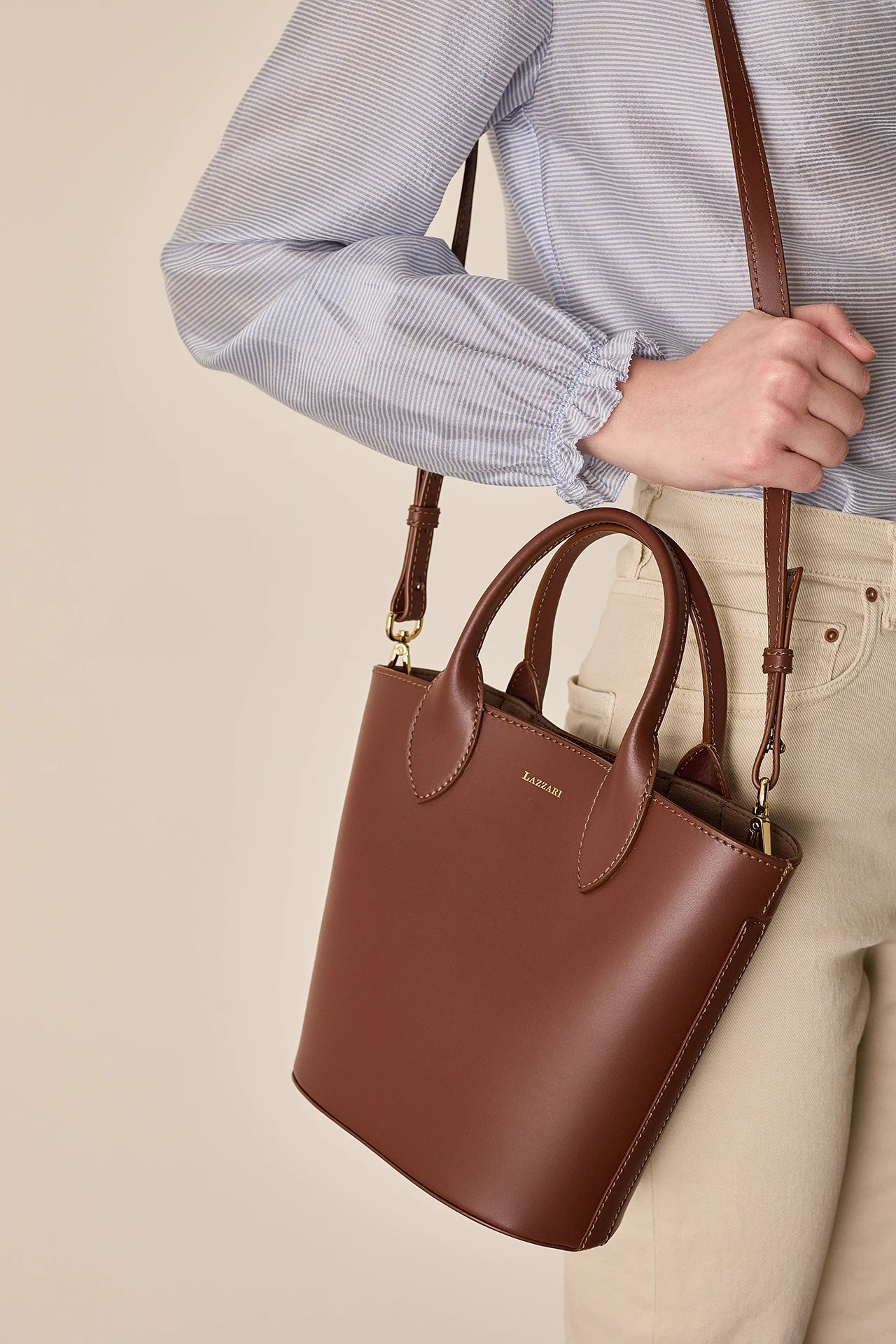 Bucket bag with detachable strap