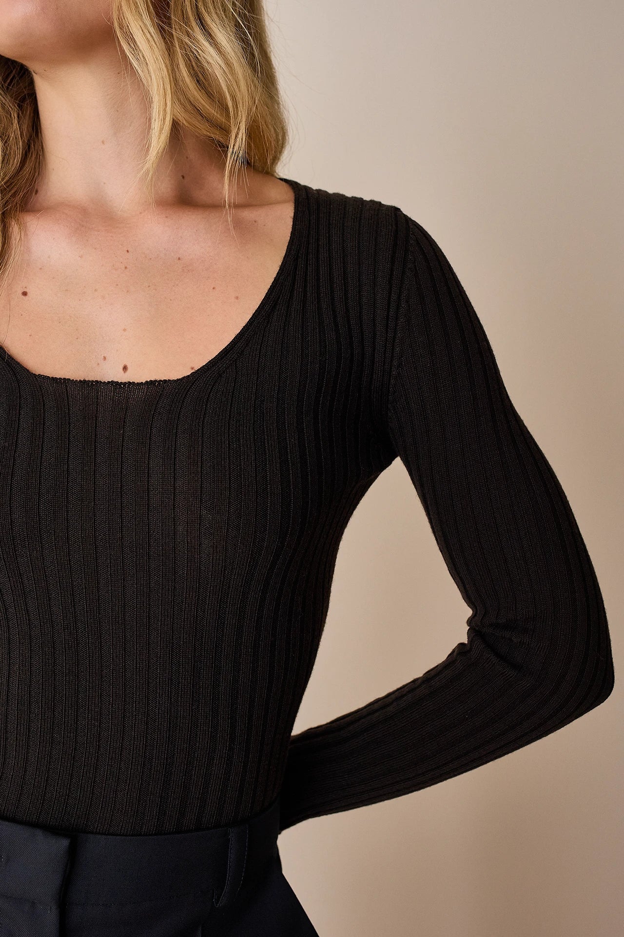 Ribbed scoop neck jumper in extra fine merino wool
