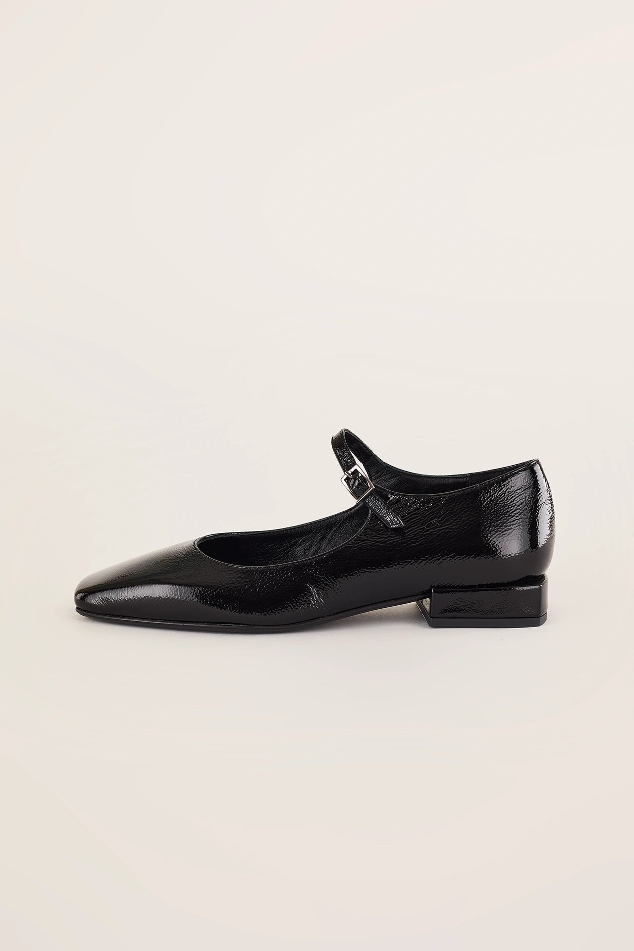 Ballerine in pelle lucida con cinturino