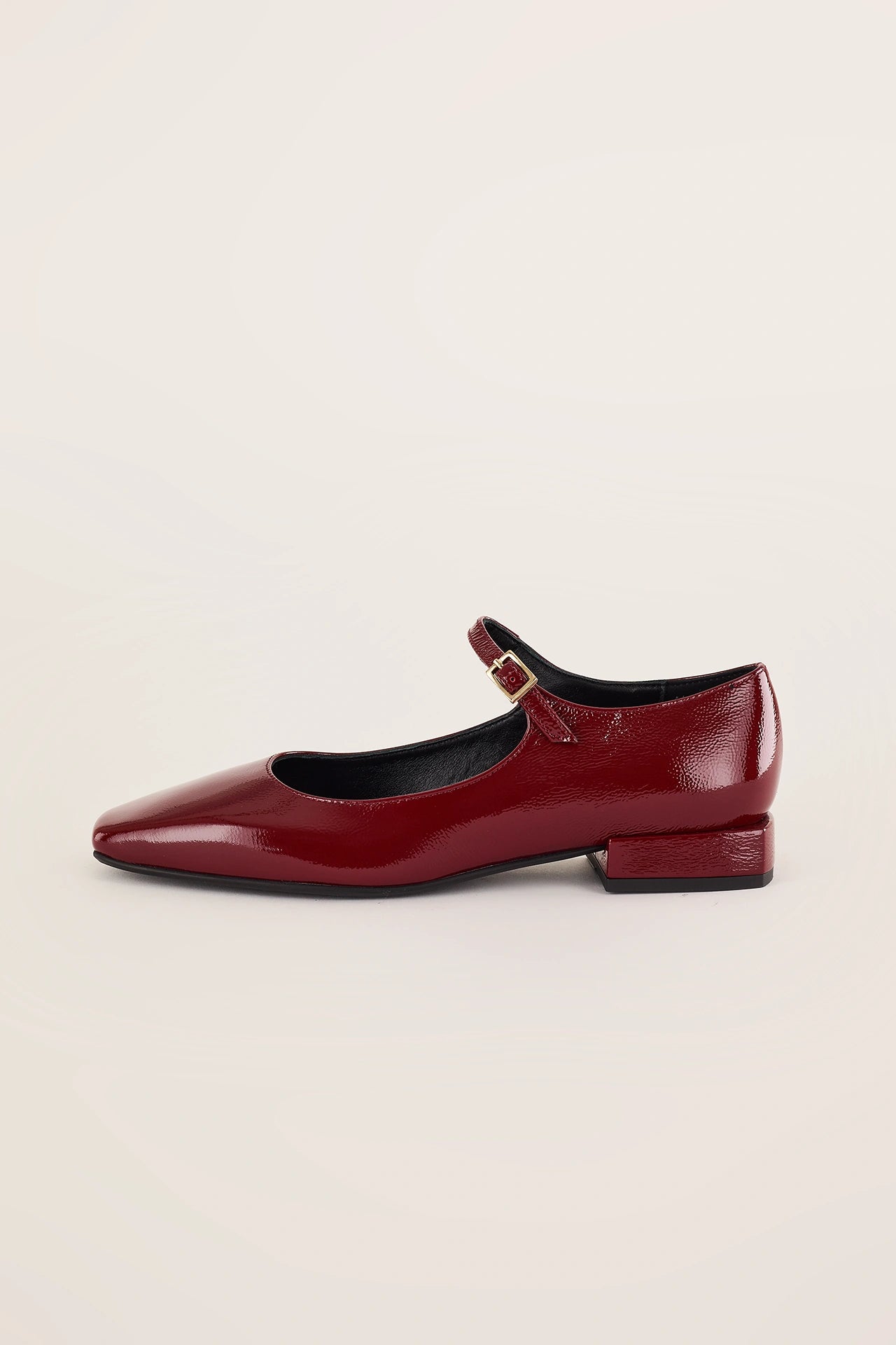 Ballerine in pelle lucida con cinturino