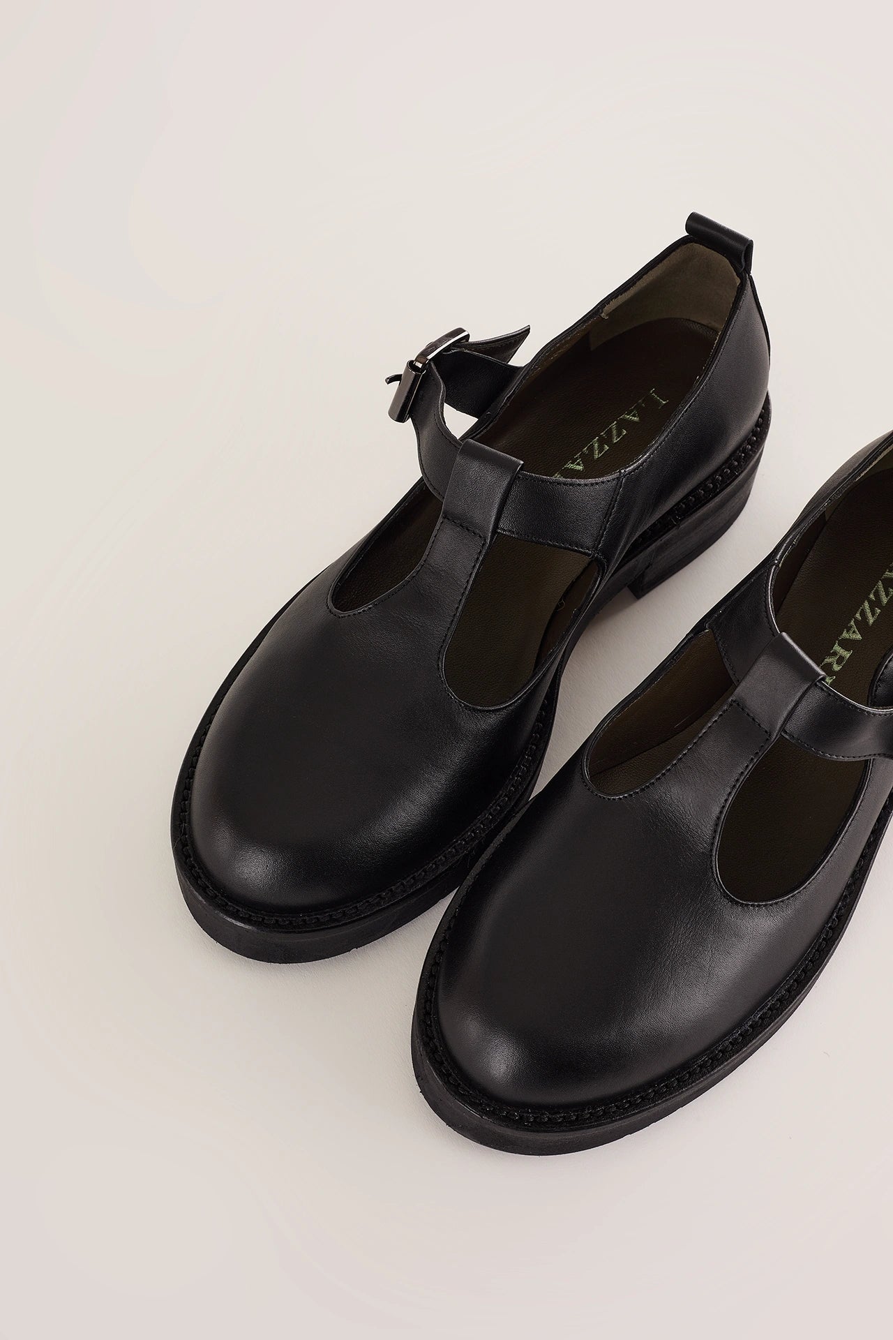 Scarpe t-bar con occhietti