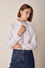 Camicia con colletto volant e dettagli a fiori