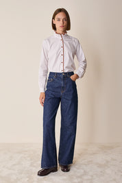 Camicia con colletto volant e dettagli a fiori