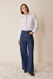 Camicia con colletto volant e dettagli a fiori