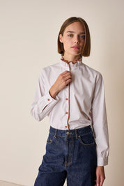 Camicia con colletto volant e dettagli a fiori