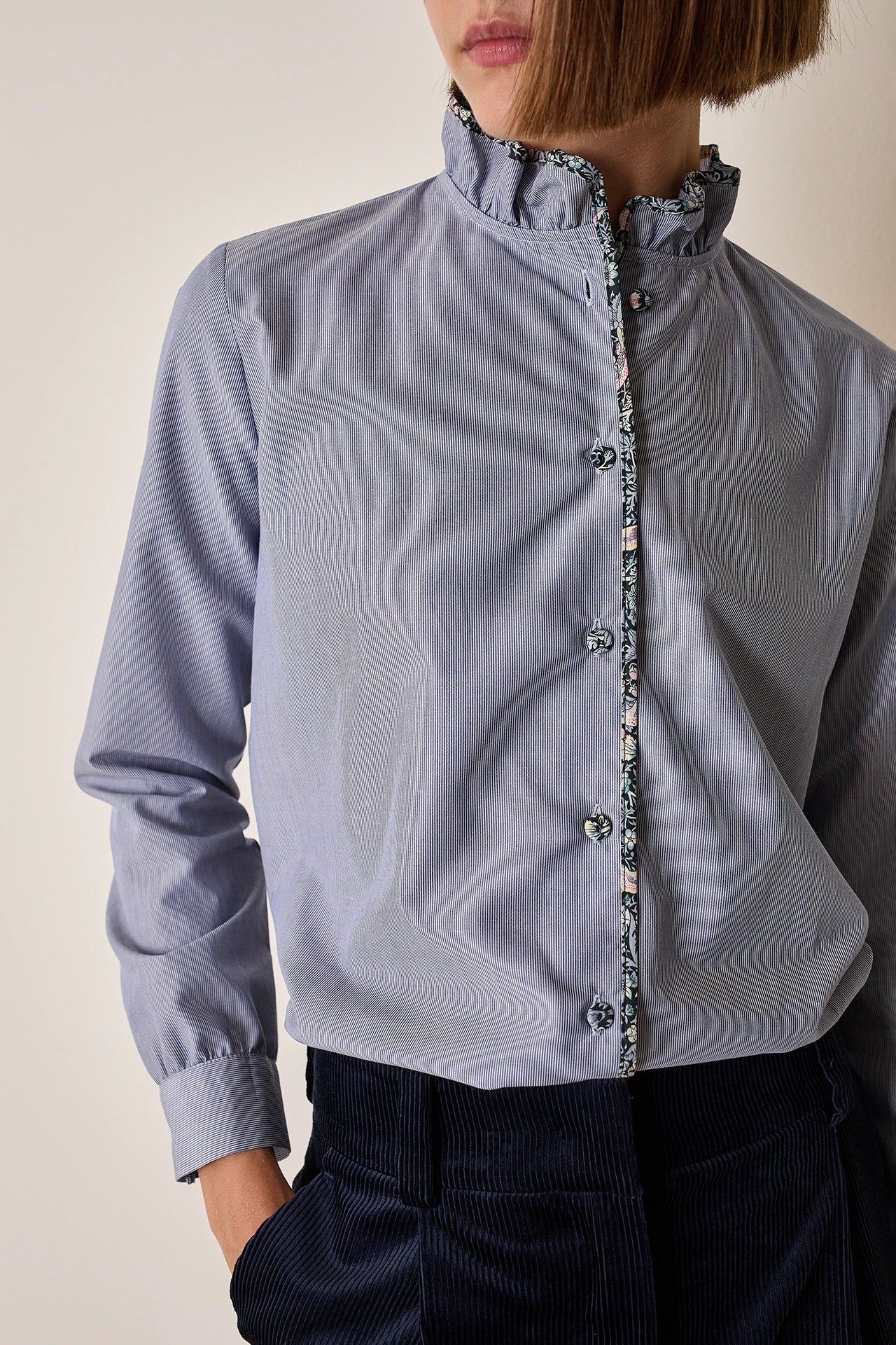 Camicia con colletto volant e dettagli a fiori